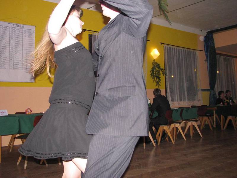 Hned při první písničce si parket sálu hospody U kaštanu zabraly dvojice mladých tanečníků a tanečnic.