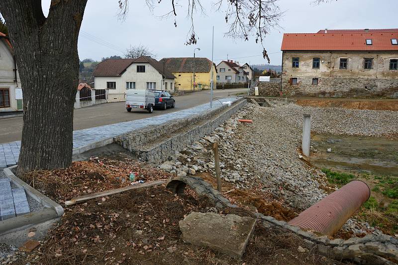 Z rekonstrukce Pivovarského rybníka v Louňovicích pod Blaníkem.