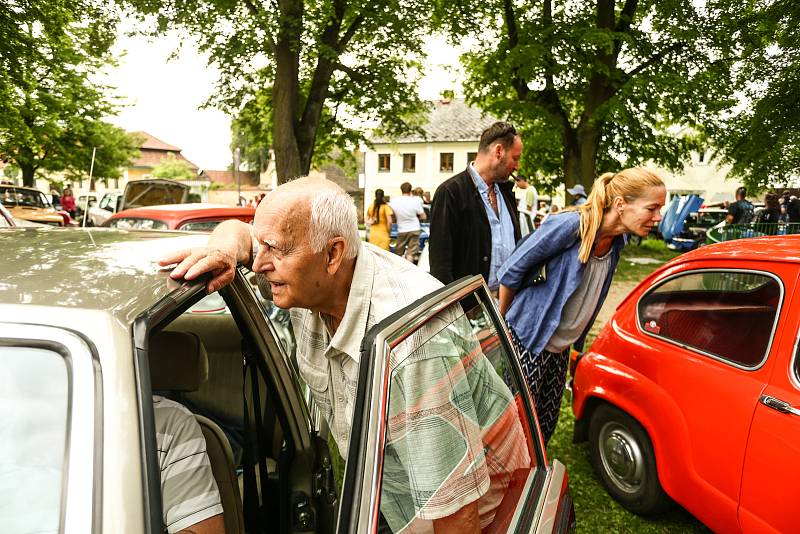 Před startem orientačního závodu veteránů Ondřejovský krpál v Ondřejově na Praze-východ.