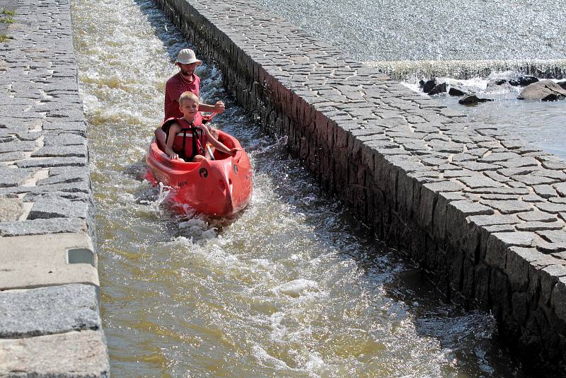 Vodáci na jezu v Podělusech.