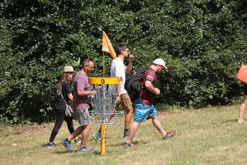 Mezinárodní turnaj v discgolfu probíhá v těchto dnech na Konopišti.