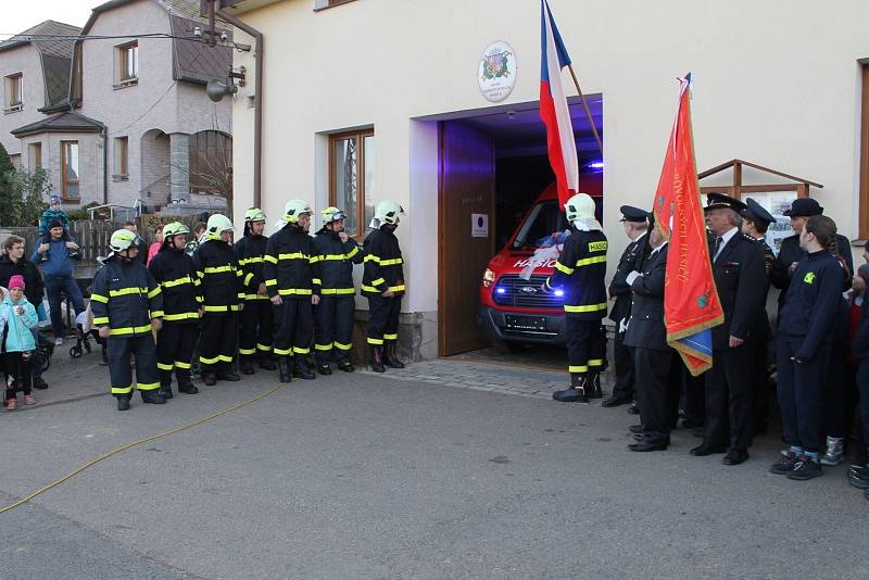 V Heřmaničkách křtili nové hasičské auto.