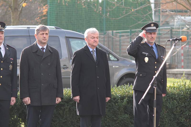 Z piety k 30. výročí sametové revoluce před pomníkem padlým u benešovského gymnázia.