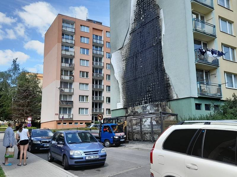 Následky požáru kontejneru u panelového domu v ulici Jana Švermy v Benešově.