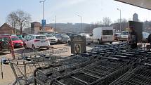 Na Zelený čtvrtek zákazníci vyrazili ve velkém za nákupy - Lidl Týnec nad Sázavou.