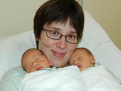 Petr a Tereza Bořkovcovi z Votic jsou poslední dvojčata narozená v benešovské porodnici v roce 2011.