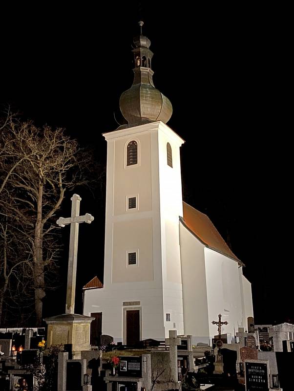 výstavba žulového kříže na hřbitově v Čelákovicích.