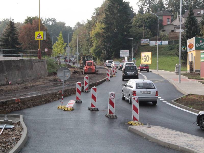 Dopravní stavba ve Vlašimi - sjezd z hlavní silnice do sportovního areálu Na Lukách.