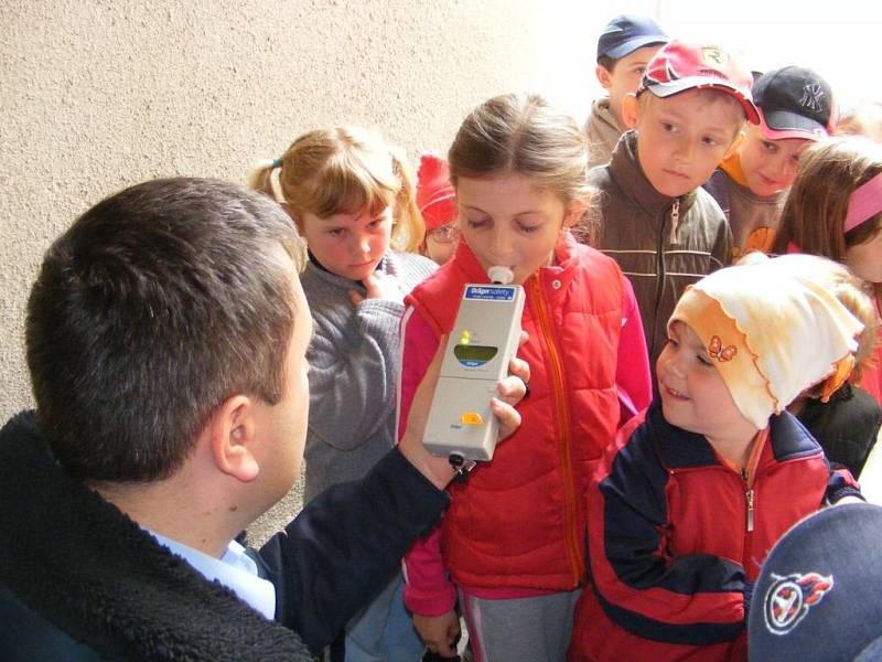 30. dubna navštívily policejní služebnu v Týnci nad Sázavou děti z MŠ