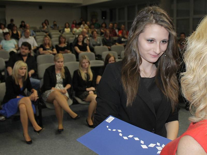 Slavnostní předání maturitních vysvědčení absolventům Obchodní akademie Neveklov.
