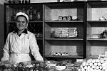 Zaměstnankyně pultové cukrárny v prodejně potravin Pramen v Tyršově ulici v Benešově v padesátých letech 20. století.