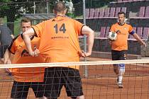Jakub Fürbacher a Kamil Kanda cloní podání svého spoluhráče v utkání s Žatcem.