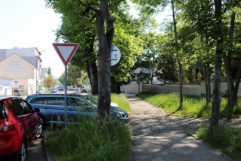 Sbírka nepotřebného ošacení v benešovských Táborských kasárnách.