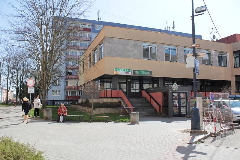 Malé náměstí, jediné místo pro posezení je u východu do ulice Na Bezděkově a Vlašimské.