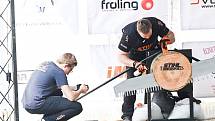 Z dřevorubecké soutěže Stihl Timbersports v zámeckém parku ve Vlašimi.