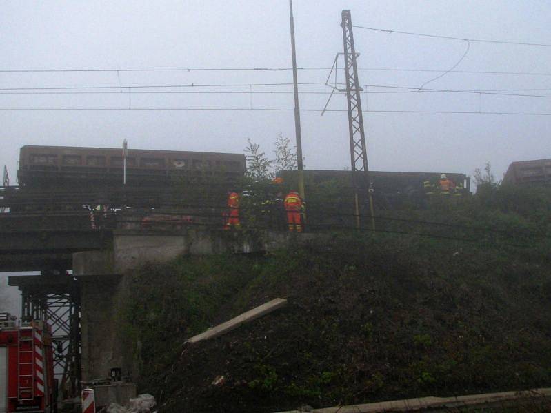 Jediná traťová kolej na mostě přes Sázavu bude po celý den nesjízdná