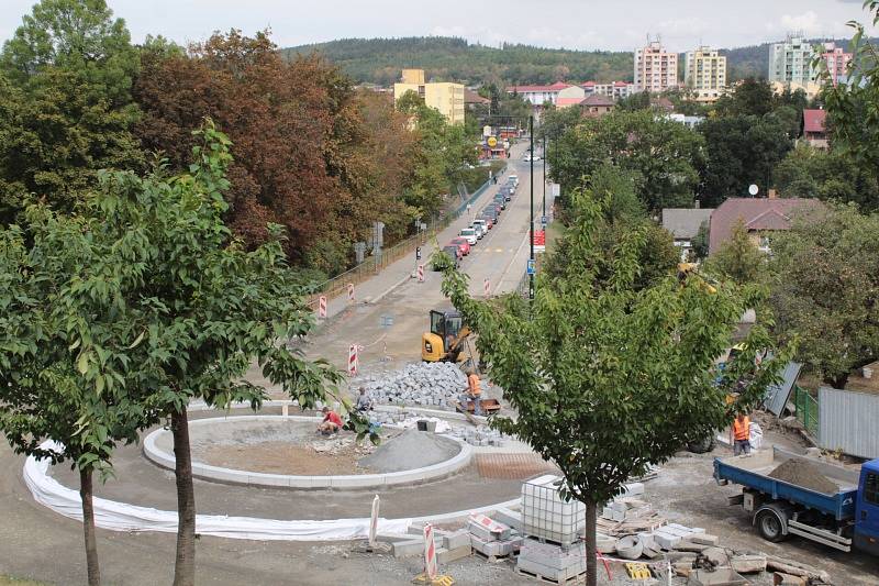 Stavba kruhové křižovatky pod týneckým hotelem se blíží ke svému závěru.