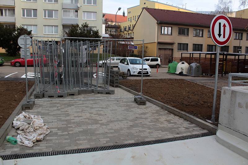 Dvoupodlažní parkoviště Bezručova IV v Benešově před zahájením provozu.