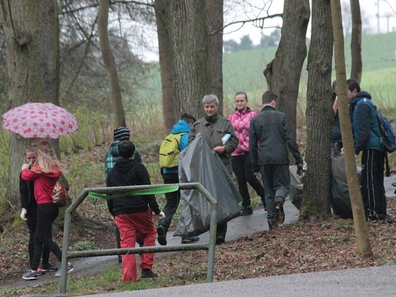 Školáci ze ZŠ Dukelská uklízeli nepořádek v Konopišťském parku.