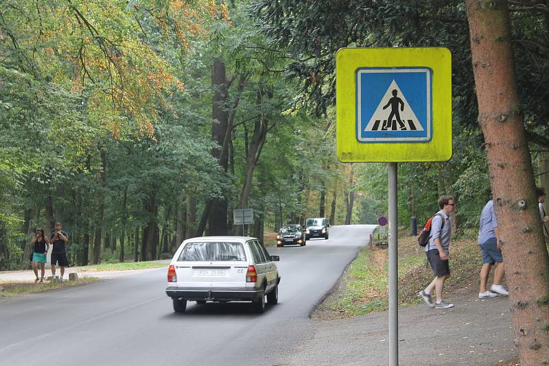 Silnici v Konopišti chybí vodorovné značení.