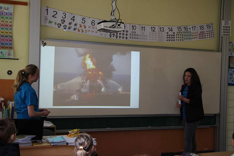 I žáci v divišovské základní škole si užili program ke Dni Země. V rámci vyučovacích hodin si povídali o třídění odpadu i o ochraně životního prostředí.