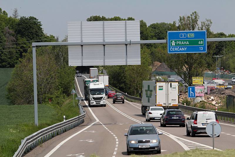 Stopy do dopravní nehodě na křižovatce U Topolu v Benešově.