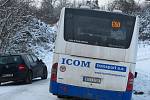 Linkový autobus uvízl v zatáčce nad osadou Mstětice u Maršovic. 