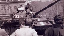 Ruský tank přijíždí v roce 1968 do Vlašimi.