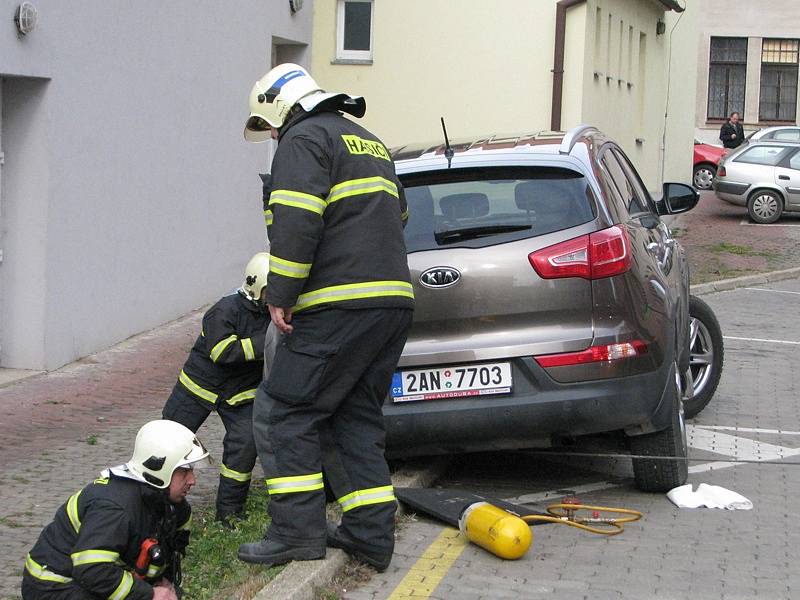 Řidička najela na hranu komunikace a vozidlo si sedlo na obrubník.