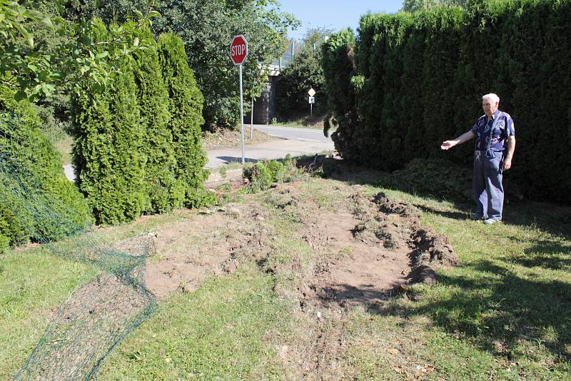 Dopravní nehoda na kraji Benešova a její následky.