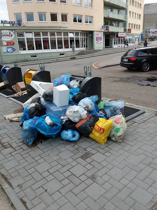 Kontejnerové stání v benešovské ulici Karla Nového.