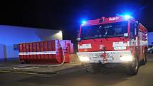 Požár osobního automobilu v autoservisu v Čestlicích v okrese Praha-východ.