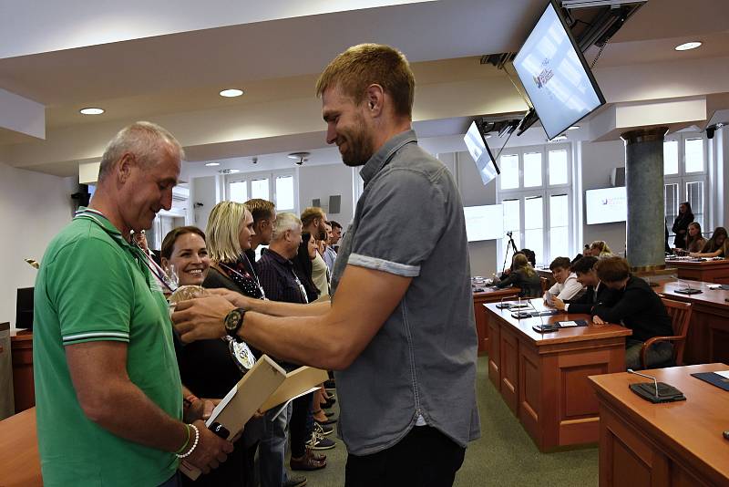 Perníkovými medailemi byli oceněni sportovci, kteří reprezentovali Středočeský kraj v červnu letošního roku na Hrách IX. letní olympiády a mládeže na Liberecku.