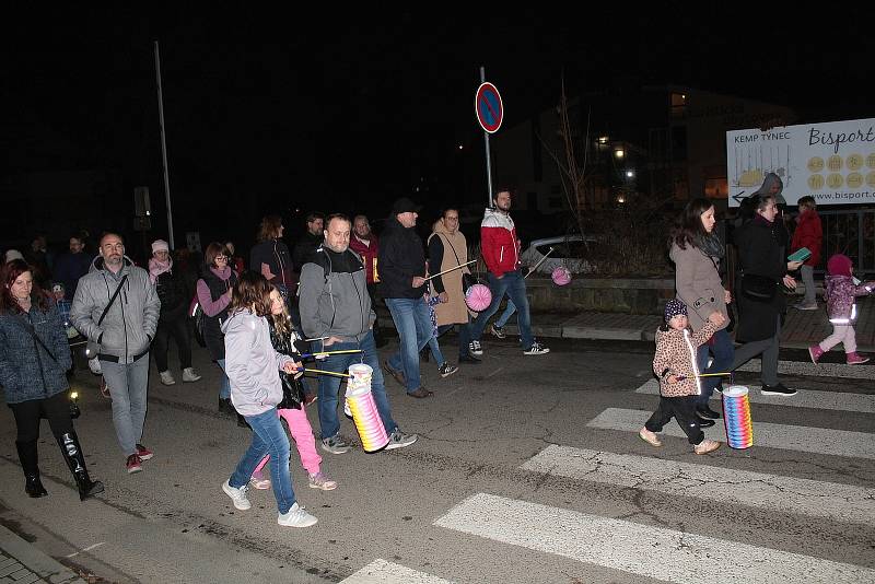 Svatomartinský průvod Týncem zakončila v zahradě kulturního centra zábava pro děti.