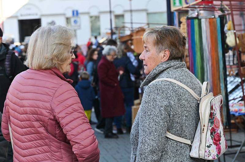 Z farmářských trhů na Masarykově náměstí v Benešově.