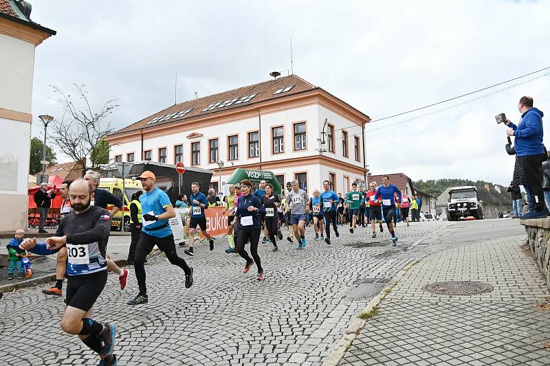 Ze 7. ročníku charitativního Běhu od nevidím do nevidím ve Stříbrné Skalici.