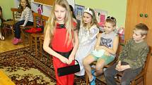 Modelky a modelové z 1. až 3. tříd ZŠ Jiráskova si v družině v pátek užívali prostředí skutečných módních přehlídek.