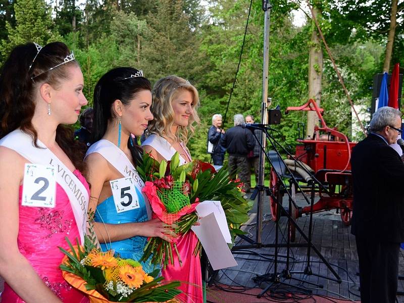 Z šatny a zákulisí volby Miss hasička Středočeského kraje 2013 na Konopišti.