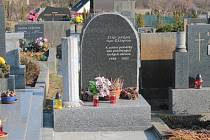 Zesnulé řecké běžence připomíná v Krhanicích tento hrob, který zhruba před sedmi lety nechal zřídit za podpory řeckého velvyslanectví Klub přátel Řeků.