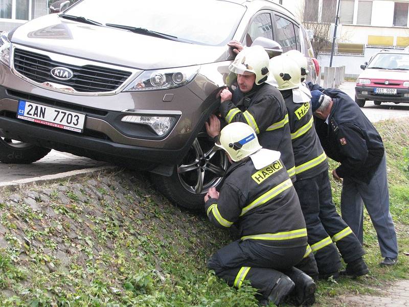 Řidička najela na hranu komunikace a vozidlo si sedlo na obrubník.