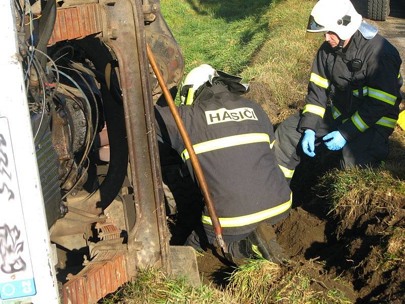 Při převrácení Liazu se vysypal náklad granulátu hnojiva a došlo k úniku nafty. 