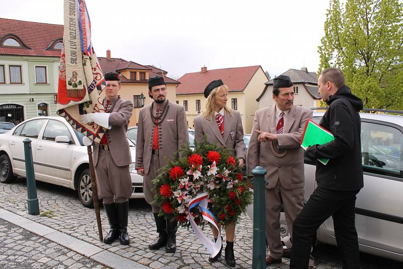 Pamětní plaketa zdobí od úterý 9. května rodný dům významného českého letce a armádního plukovníka Josefa Příhody.