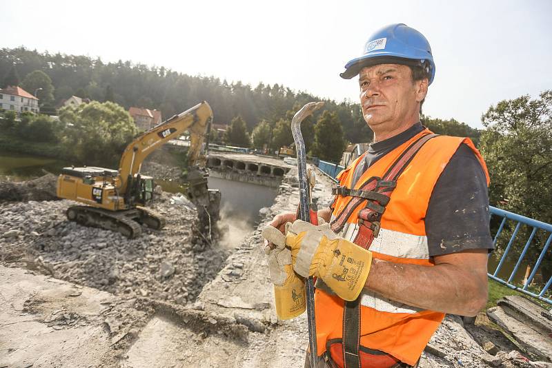 Demolice mostu v Sázavě.