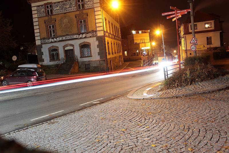 Večerní Týnec nad Sázavou: Benešovská ulice.