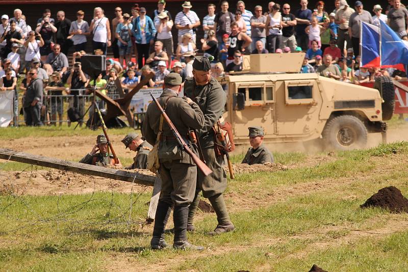 Vojenské technické muzeum se opět po roce velkolepě otevřelo veřejnosti. Dvacátou druhou sezonu zahájil průlet letounů i ukázka bitvy u Zborova.