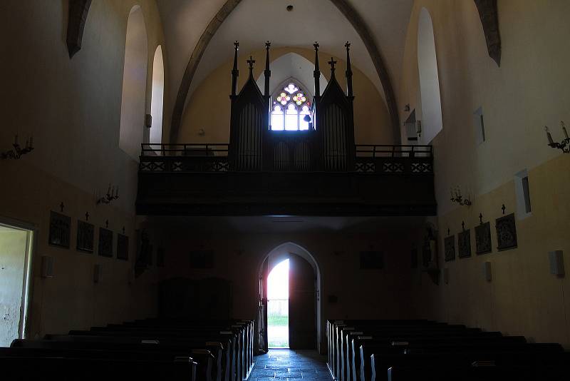 Interiér kostela sv. Šimona a Judy v Arnoštovicích.