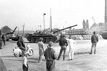 Kolona tanků v srpnu 1968 zamířila od nádraží přes železniční přejezd do Kondrace.