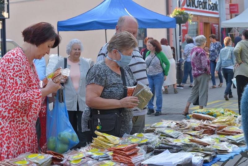 Z farmářských trhů v Benešově