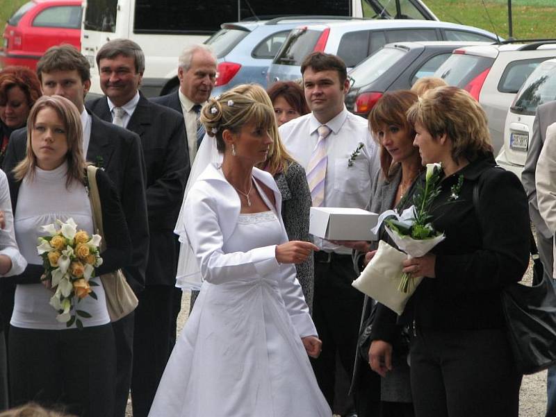 Svatbu Vlastimila Zvolského a nevěsty Jaroslavy z Mokré Lhoty doprovázela Vranovanka.