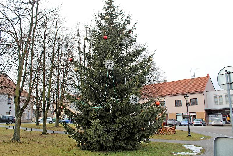 Vánoční strom v centru Bystřice.